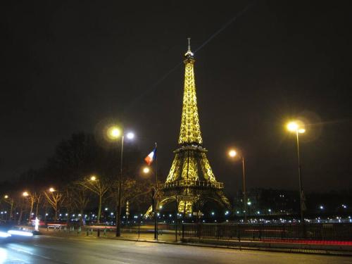 une image de la tour eiffel la nuit dans l'établissement Paris Langeac Apartments, à Paris