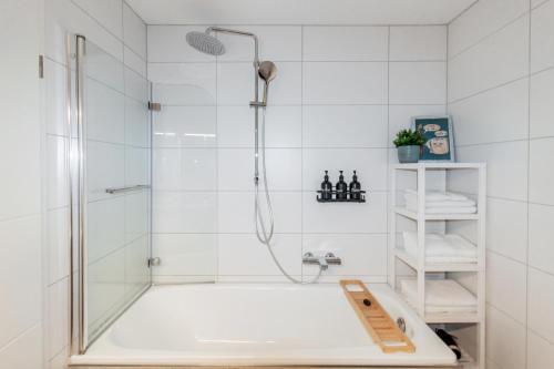 Ένα μπάνιο στο Ferienwohnung "Kapellmeister" mit Klimaanlage in allen 4 Schlafbereichen, großes Wohnzimmer mit Smart TV und Big Sofa