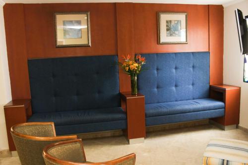 Гостиная зона в Santa Fe Inn Hotel