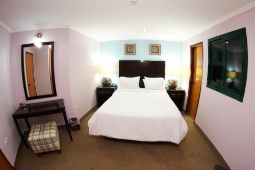 Кровать или кровати в номере Santa Fe Inn Hotel