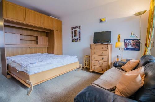 1 dormitorio con 1 cama y 1 sofá en App-Eidum-01 en Westerland