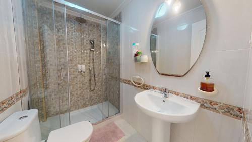 een badkamer met een toilet, een wastafel en een douche bij Holidoo "Playa III" in Los Alcázares