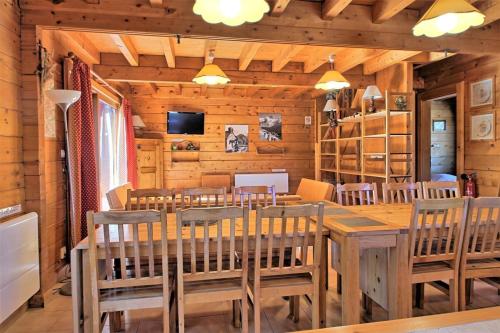 a dining room with a table and chairs at CASA-Forêt Blanche splendid chalet 13p in Risoul