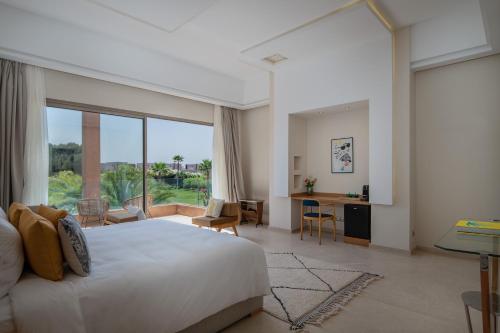 1 dormitorio con cama grande y ventana grande en Maison Kenoosha, en Marrakech
