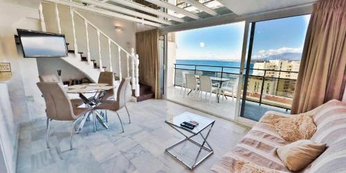 マルベーリャにあるSkol 706 Lovely 2 Bedroom Apartment For Rent in Skol Marbellaの海の景色を望むリビングルーム