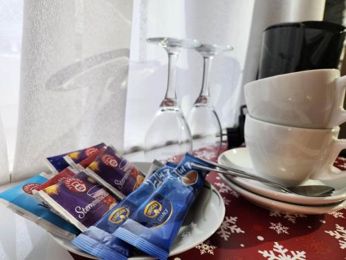 einen Tisch mit einer Tasse Kaffee und einem Teller mit Snacks in der Unterkunft HOTEL Schiff in Rastatt