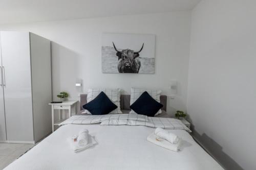 ein Schlafzimmer mit einem Bett mit einem Stierkopf an der Wand in der Unterkunft Ferienwohnung Domspatz mit Klimaanlage in Magdeburg