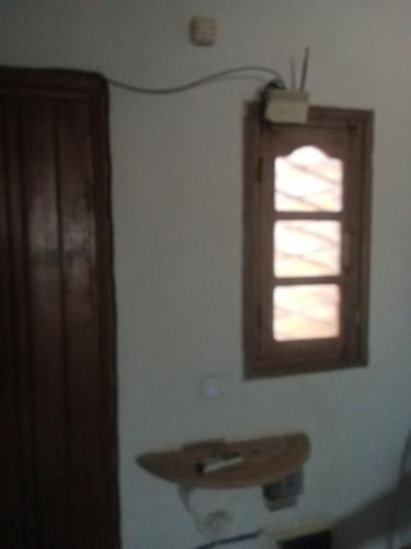 una camera con finestra e tavolo in legno di Mosaic House 24 a Raoued