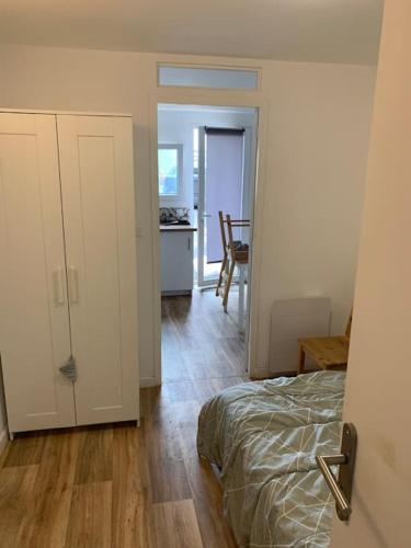 une chambre avec un lit et une cuisine avec une table dans l'établissement Magnifique Studio, à Plouvorn