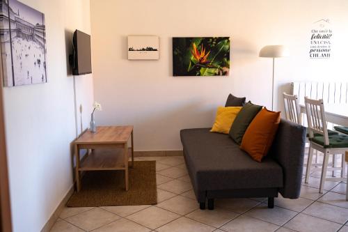 un soggiorno con divano e tavolo di Appartamento ZenaUp a Saronno