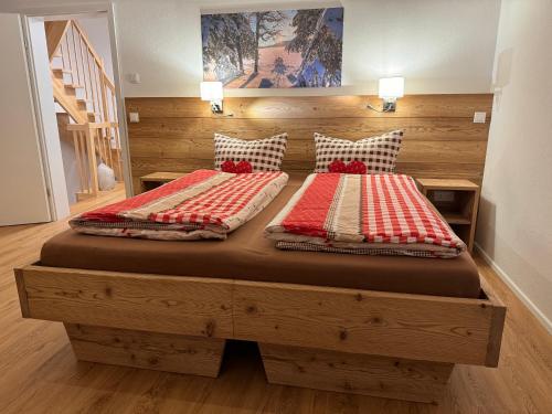 Giường trong phòng chung tại Villa Herzland Allgäu mit großem Garten und gemütlichem Kaminfeuer inklusive KÖNIGSCARD, Skipass, Bergbahn, Therme inkl