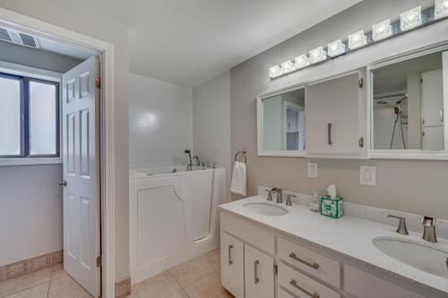 un bagno con due lavandini e un grande specchio di Cozy Nampa Escape with Fireplace and Smart TV! a Nampa