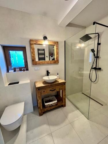 a bathroom with a sink and a toilet and a shower at Villa Corvo Bianco in Sidzina