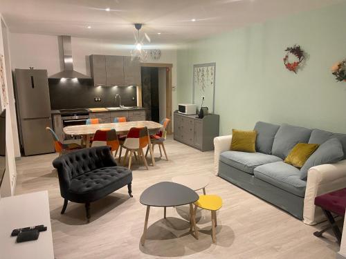 un salon avec un canapé et une table dans l'établissement Gîte des oiseaux, à Colmar