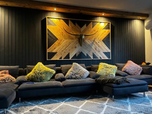 A seating area at DMG - 'Funky First Floor' Unique Mountain Apartment