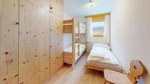 ツェエリーナにあるDalia E12の小さなベッドルーム(二段ベッド1組、二段ベッド1組付)が備わります。