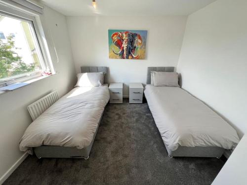 Una cama o camas en una habitación de Luxury home in rugby ready 4U