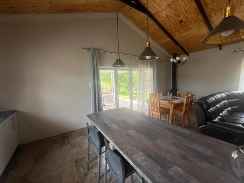 uma sala de estar com uma mesa e uma sala de jantar em Stay@51 Botha em Oudtshoorn