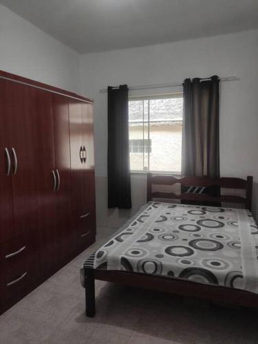 1 dormitorio con cama y ventana grande en Casa Em Olaria, Nova Friburgo, Rua Manoel Lourenço Sobrinho 63 Fundos en Nova Friburgo