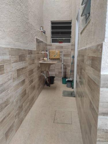 baño con lavabo en una habitación en Casa Em Olaria, Nova Friburgo, Rua Manoel Lourenço Sobrinho 63 Fundos en Nova Friburgo