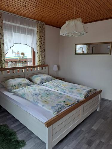 1 dormitorio con 1 cama en una habitación con ventana en Appartment Resi wohlfühlen und relaxen, en Eberndorf