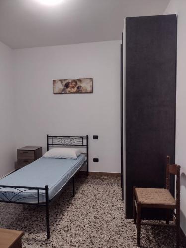 1 dormitorio con 1 cama y 1 silla en Villa il sole en Génova