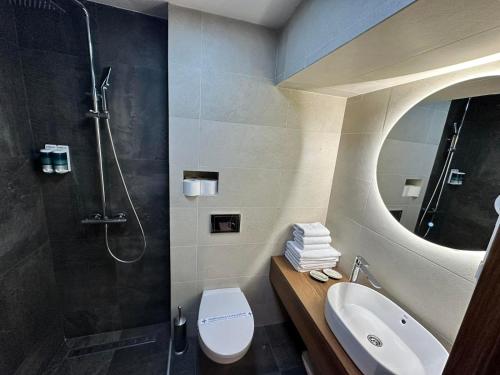 uma casa de banho com um lavatório, um WC e um chuveiro em Hotel Pljevlja em Pljevlja