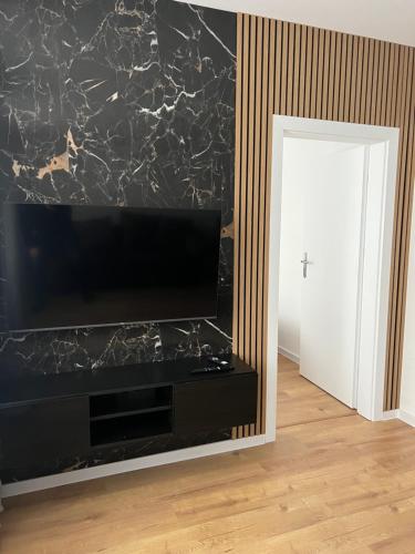 a living room with a black marble wall at ANETT Apartament nr 4 in Sulęcin