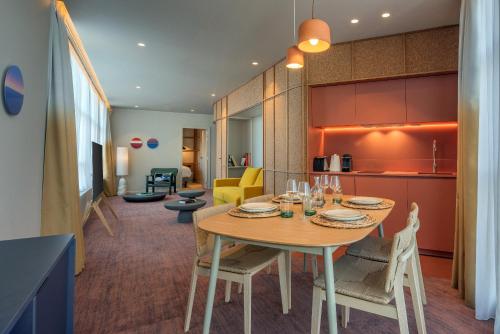 une salle à manger et un salon avec une table et des chaises dans l'établissement Résidence Les Embruns & Spa, à Cannes