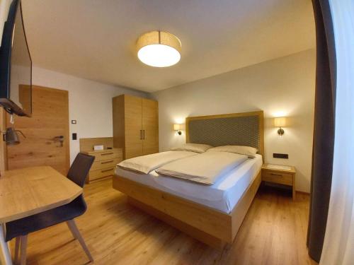 Una cama o camas en una habitación de Gästehaus Toferer