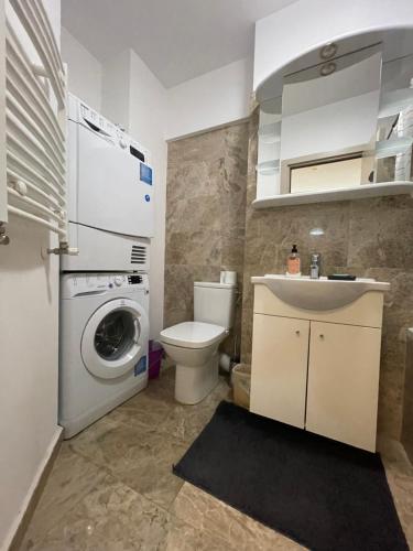 ein Badezimmer mit einer Waschmaschine und einer Waschmaschine in der Unterkunft 2 Comfy Rooms Apartment in Iaşi