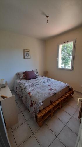 a bedroom with a bed and a window at Agréable villa à 3km de la mer in La Garde