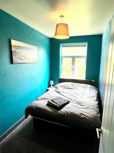 Ένα ή περισσότερα κρεβάτια σε δωμάτιο στο Inviting 4-Bed House near Heathrow w Fireplace