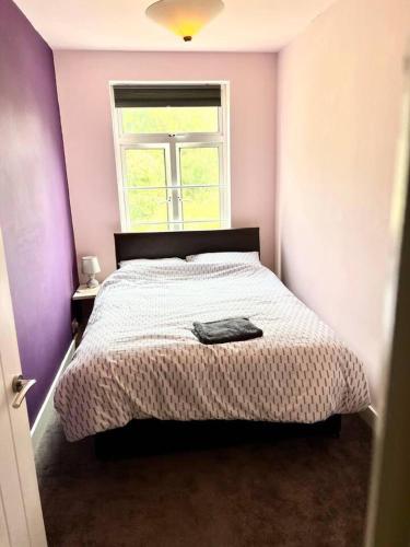 Ένα ή περισσότερα κρεβάτια σε δωμάτιο στο Inviting 4-Bed House near Heathrow w Fireplace