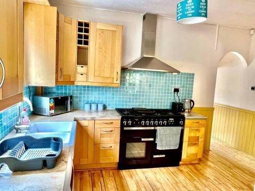 Η κουζίνα ή μικρή κουζίνα στο Inviting 4-Bed House near Heathrow w Fireplace