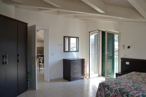 Schlafzimmer mit einem Bett, einer Kommode und einem Spiegel in der Unterkunft Appartamenti Vacanza in Roseto degli Abruzzi