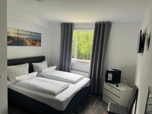 een kleine slaapkamer met een bed en een raam bij Hotel Schneider-Hof in Bad Salzuflen