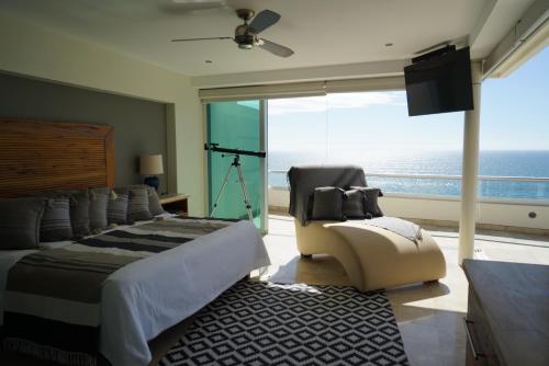 TV a/nebo společenská místnost v ubytování Bucerias, Beachfront Penthouse