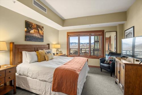 斯諾馬斯村的住宿－Capitol Peak 3224，一间卧室配有一张大床和电视