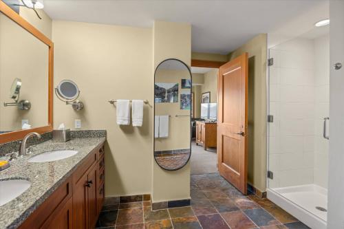斯諾馬斯村的住宿－Capitol Peak 3224，浴室设有2个水槽和镜子