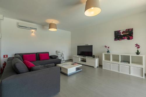 Televízia a/alebo spoločenská miestnosť v ubytovaní Villa Stefanja kids friendly with sea view near Fažana