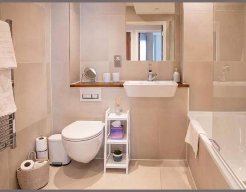 La salle de bains est pourvue de toilettes, d'un lavabo et d'une baignoire. dans l'établissement Westminster 2 bed 2 bath apartment, à Londres