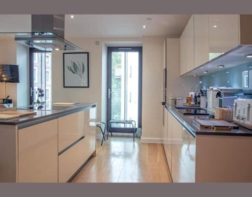 eine große Küche mit großer Theke in einem Zimmer in der Unterkunft Westminster 2 bed 2 bath apartment in London