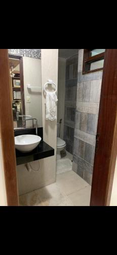 La salle de bains est pourvue d'un lavabo et de toilettes. dans l'établissement bangalô Lucena, à Lucena
