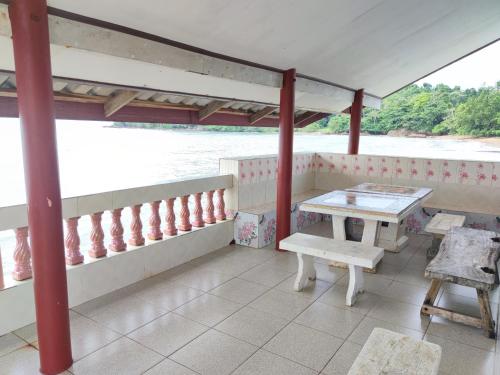weranda ze stołem i ławką na łodzi w obiekcie Chuttong resort w mieście Trat