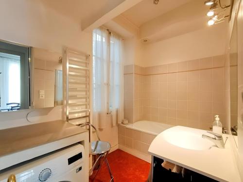 een badkamer met een wastafel, een bad en een toilet bij LE TOIT de la rue Sainte in Marseille
