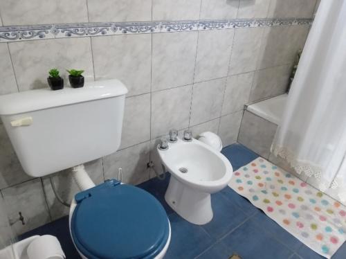 a bathroom with a blue toilet and a sink at La Toscana - Actum in San Miguel de Tucumán