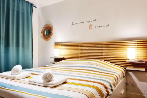 une chambre avec un lit avec des serviettes dessus dans l'établissement La Loggia - Superbe T3 - Confort - Hypercentre, à Caen