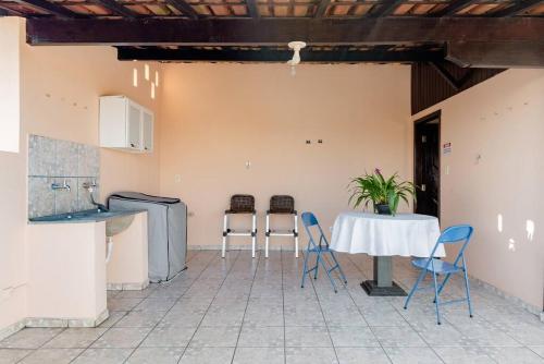 - une cuisine avec une table et des chaises dans la chambre dans l'établissement Suite Vista Panorâmica, à Betim