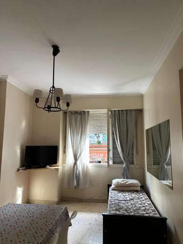 1 dormitorio con 2 camas y ventana en Departamento 2 Ambientes 1 Cuadra de la Playa en Mar del Plata